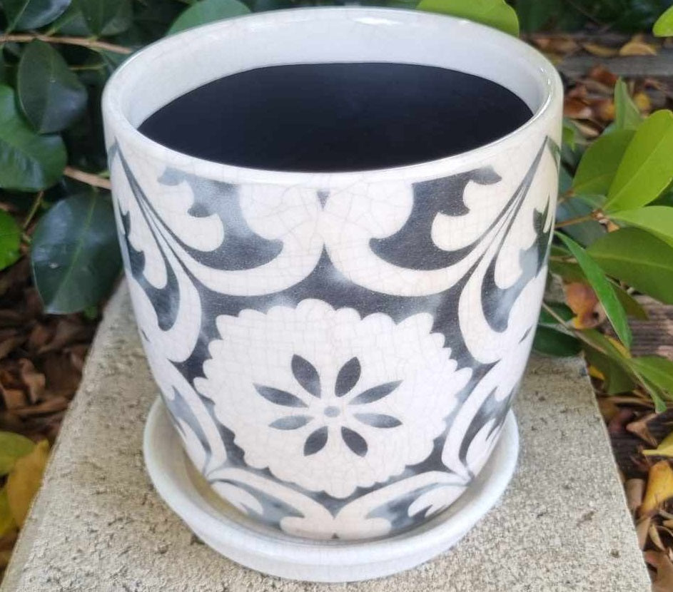 Sky Pot With Saucer Black